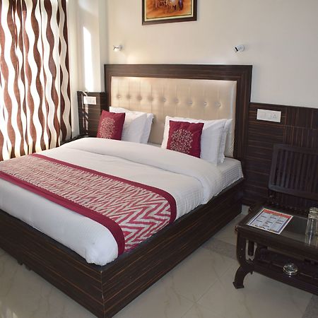 Oyo 10322 Hotel Raja Palace Дармсала Экстерьер фото